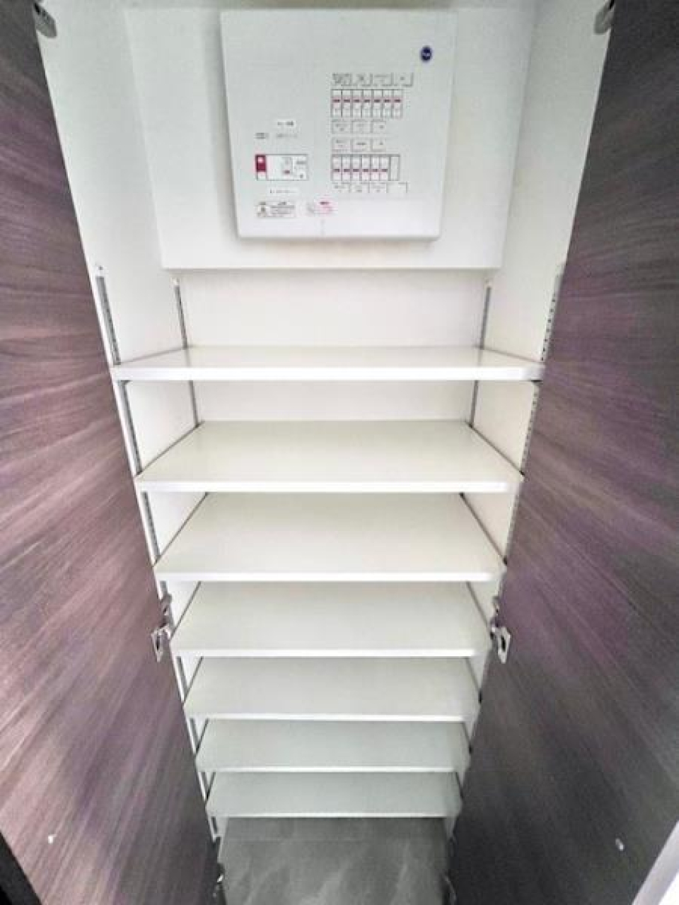 シューズボックスはかなりワイドなので、他の靴はこちらへ。