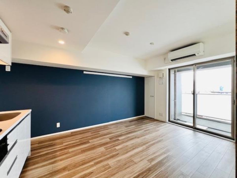 コバルトブルーの壁がパッと目を引きます。