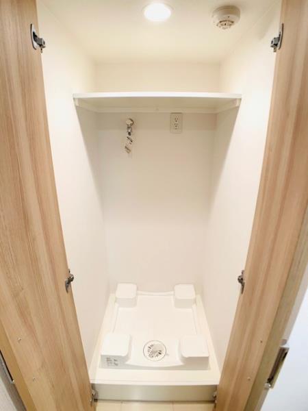 洗濯機置き場は扉付きで目隠しできますよ。