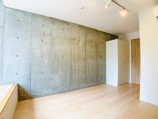 光がたくさん入るこちらの壁側にテーブルかな。