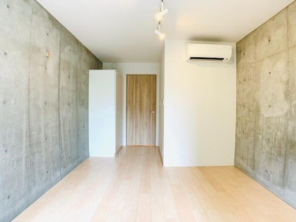 コンクリの壁とウッディな扉もよく似合っています。