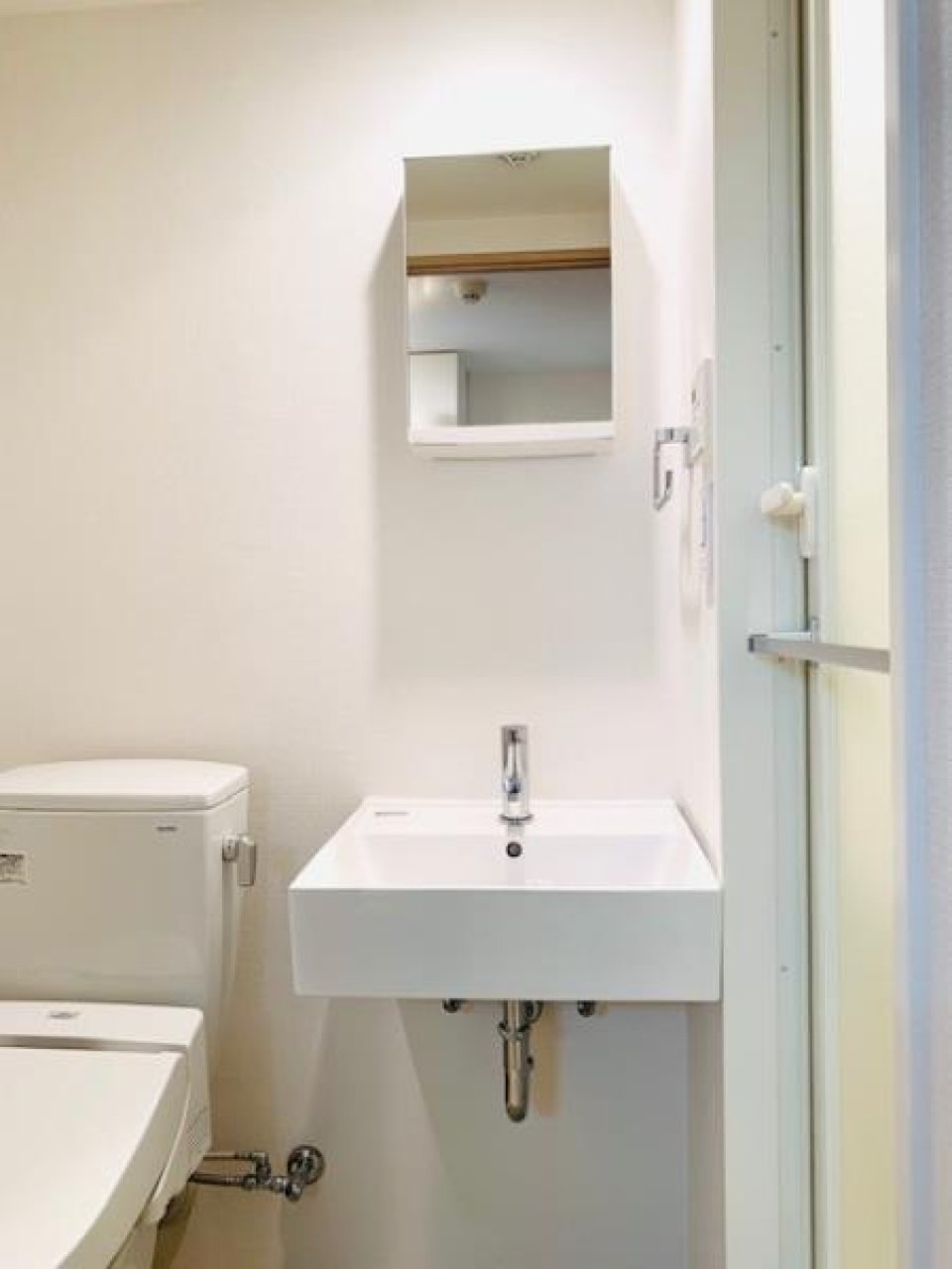 洗面台は浮いているタイプ。スタイリッシュだ…