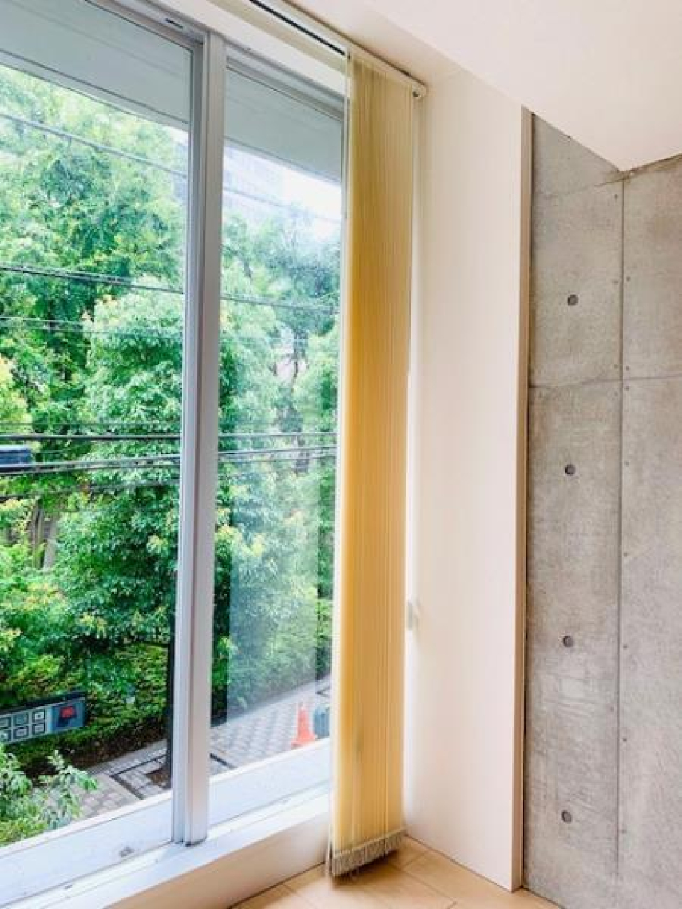 窓にはブラインドがついていますね。