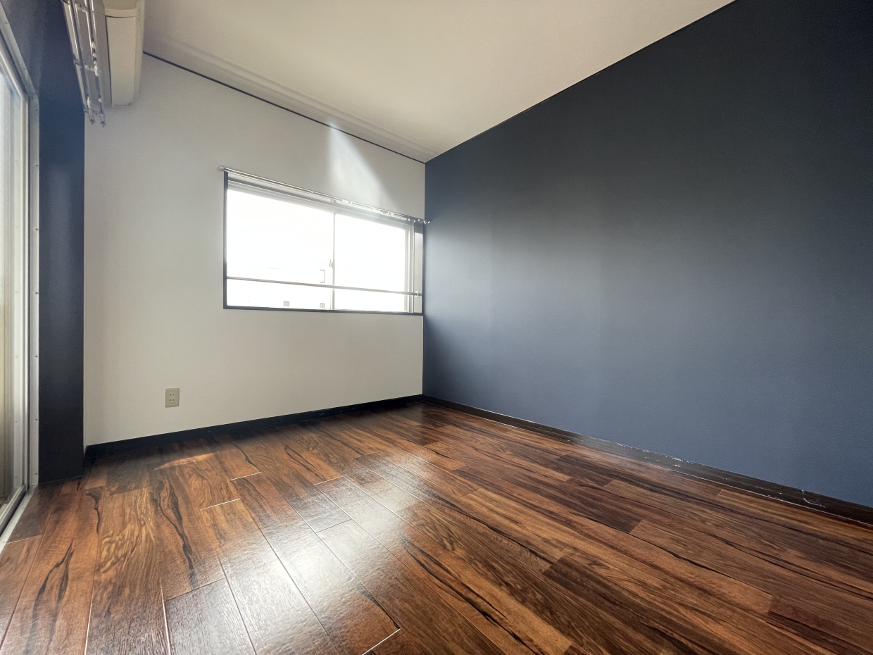 南の洋室６帖はネイビーのアクセントクロスがおしゃれ