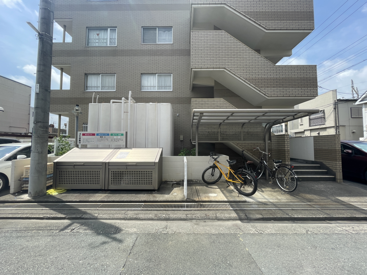 駐輪場、物件南にも東にもたっぷりありました。ゴミも敷地内で捨てられて楽ちん！