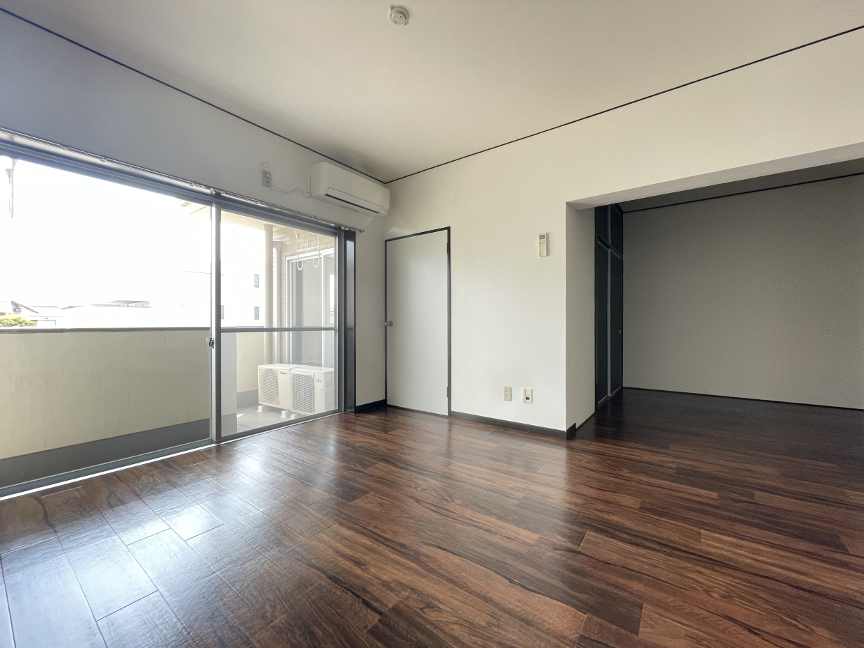 エアコンはLDKと洋室で計２台ついてます。