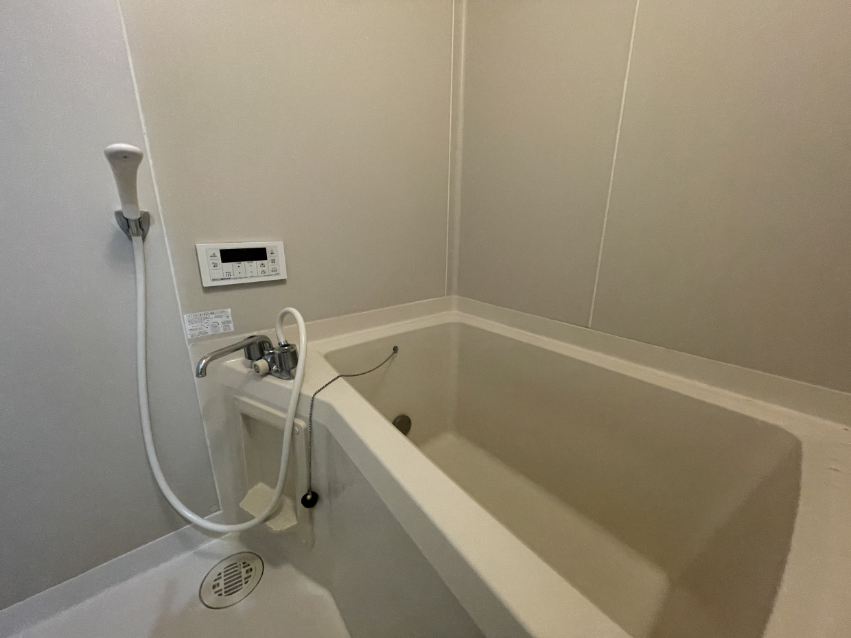 お風呂はちょっとレトロだけど...追い炊きついてるからいつでもポカポカ