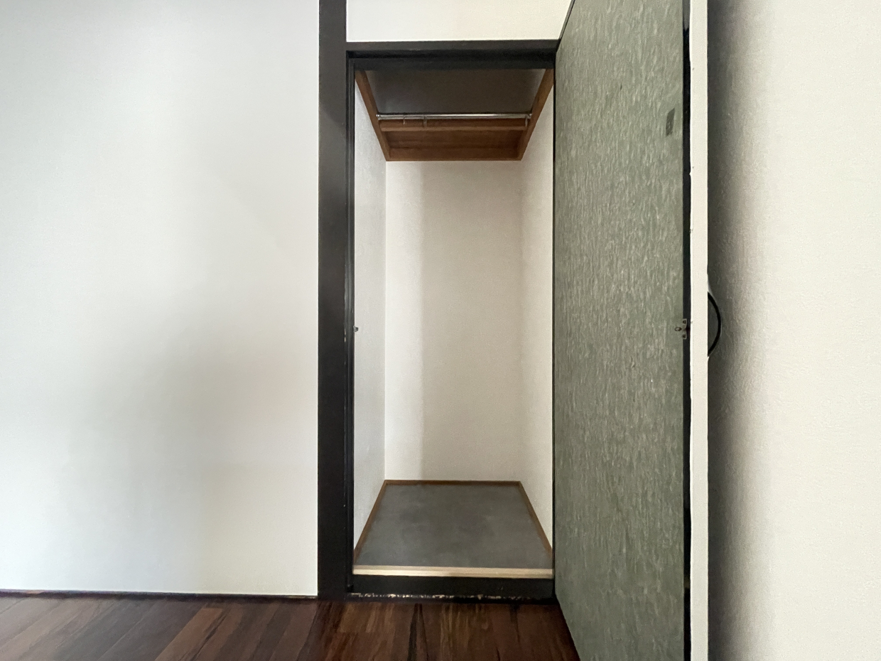 パイプハンガータイプの収納も２か所あるからワンピースやコートもばっちり収納できる