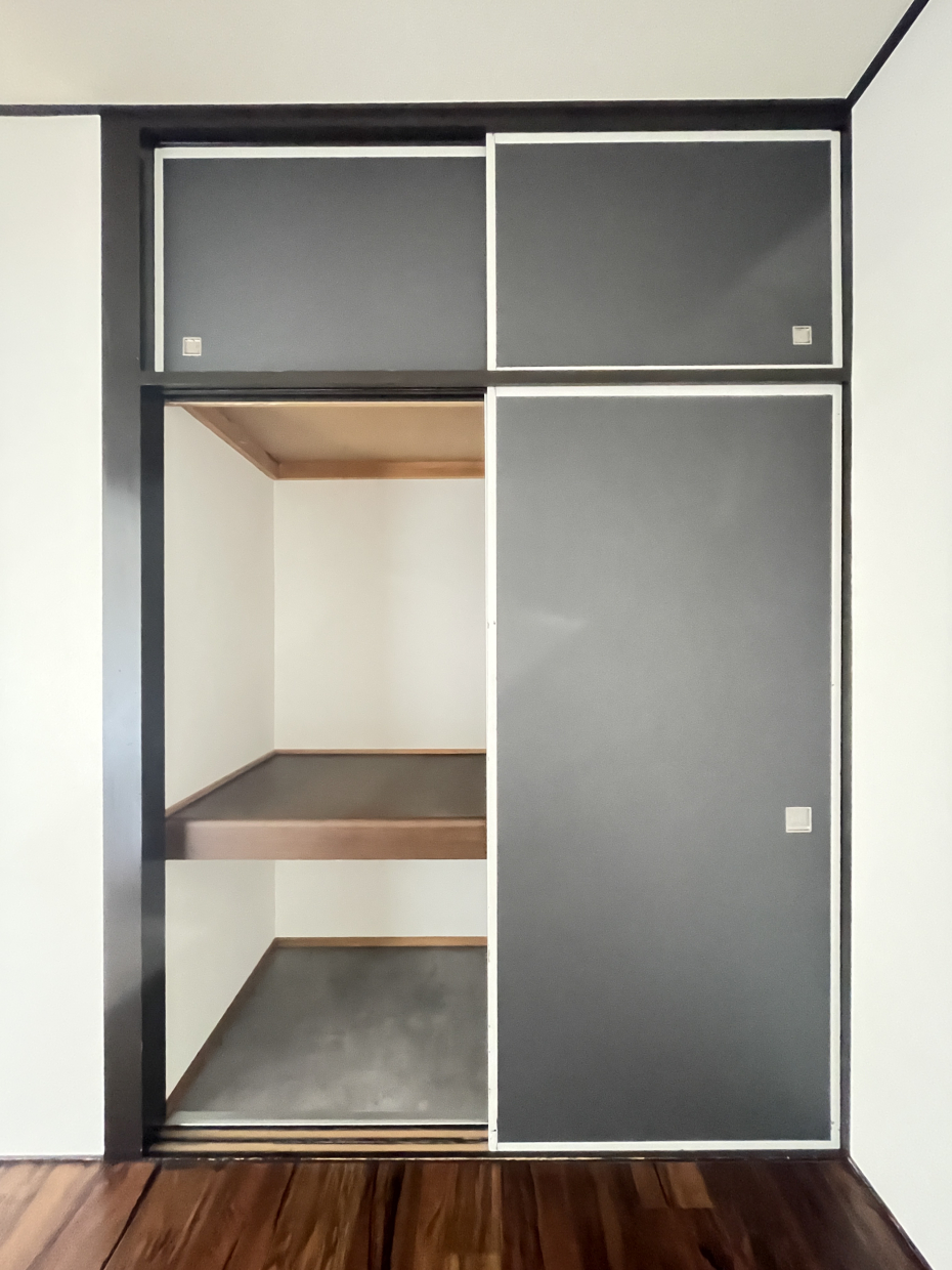 真ん中の洋室の収納。押入のままかと思いきや、ちゃんと障子や中の板も新しくリノベされてました