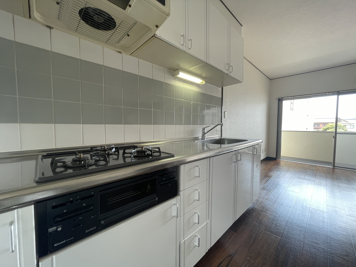 ３口コンロ付きのキッチン