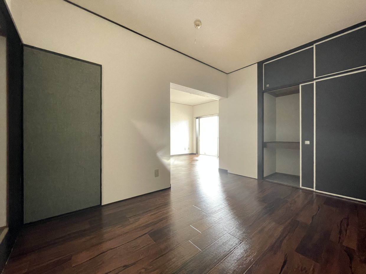 真ん中の洋室６帖はLDKとの仕切りがないから、
この空間をどう生かすかが暮らしの肝になりそう。