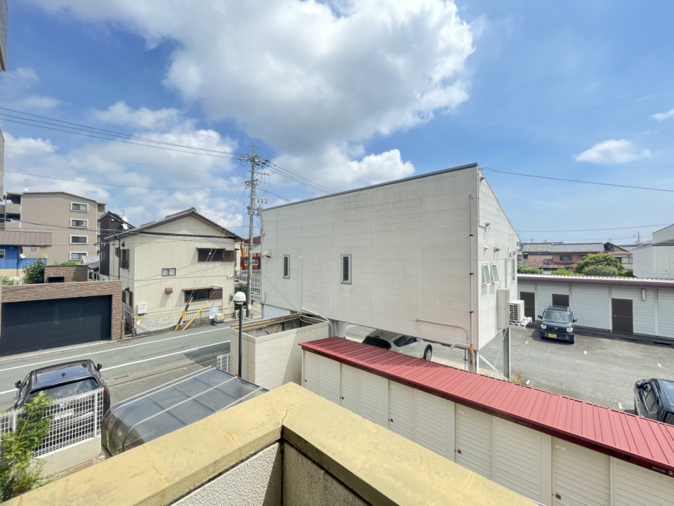 L字型のバルコニー。赤い屋根が物置です