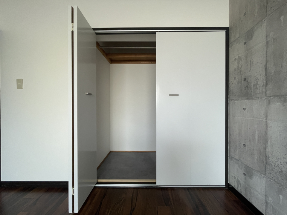 北の部屋の収納は扉も新品するする開け閉め可能