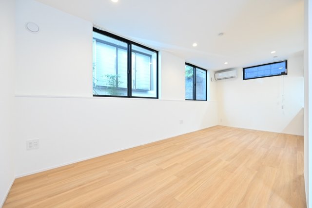 窓は腰窓なので、壁際にベッドやデスクを配置できます。