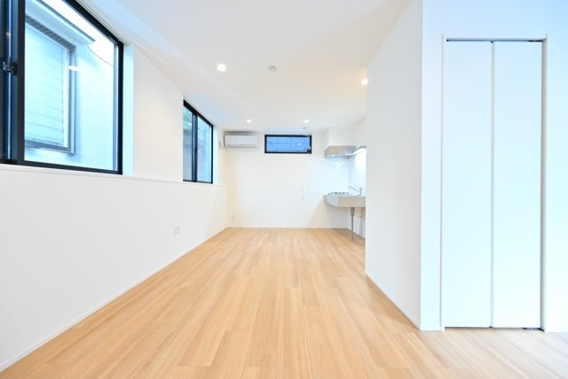 奥にチラリと見えるキッチンも美しい&hellip;