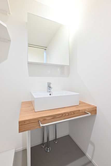 洗面台も抜かりなく素敵デザイン。下に収納ボックスが置けそうです。