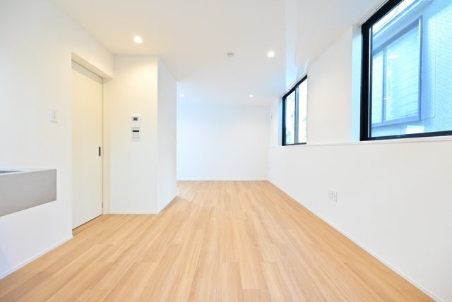 明るい木目と白い壁がマッチしています。