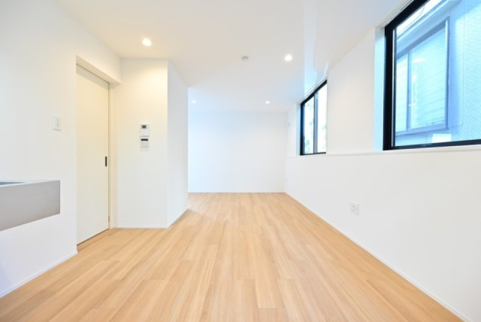 明るい木目と白い壁がマッチしています。