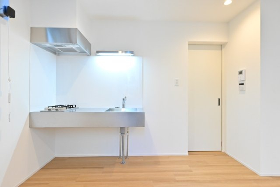 あえてのシルバーが100点満点。収納は白系で揃えるとまとまりそうです。