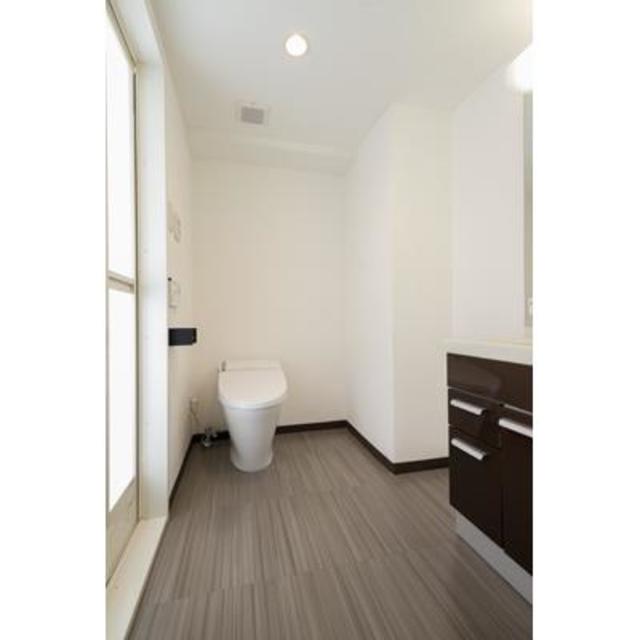 お手洗いは洗面脱衣所と同室ですが、空間が広い！※写真は同タイプ住戸です。