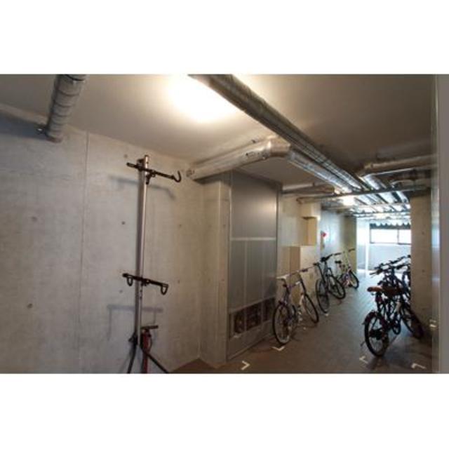 ちょっと秘密基地感のある共用部。