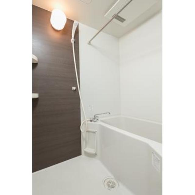 お風呂もブラウンで統一されています。※写真は同タイプ住戸です。