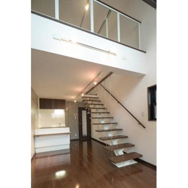 吹き抜けなので天井が高くて気持ち良い！※写真は同タイプ住戸です。