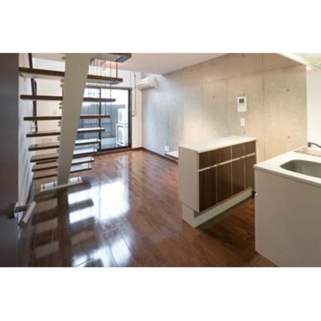 キッチン背面にカウンターが付いています。※写真は同タイプ住戸です。