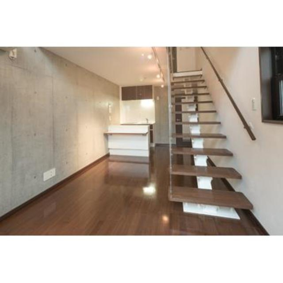 スケルトンの階段がカッコ良い…！※写真は同タイプ住戸です。