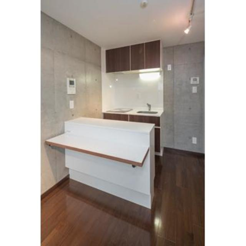 食事もできるワイドなカウンター。ダイニングテーブルの購入は後回しで良さそうです。※写真は同タイプ住戸です。