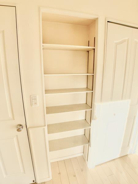 こちらの棚にはお洋服を畳んで並べたり、お気に入りを並べたりしても可愛い。