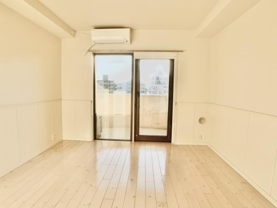 床板も壁も天井も真っ白。どんな色のインテリアにしようかな？