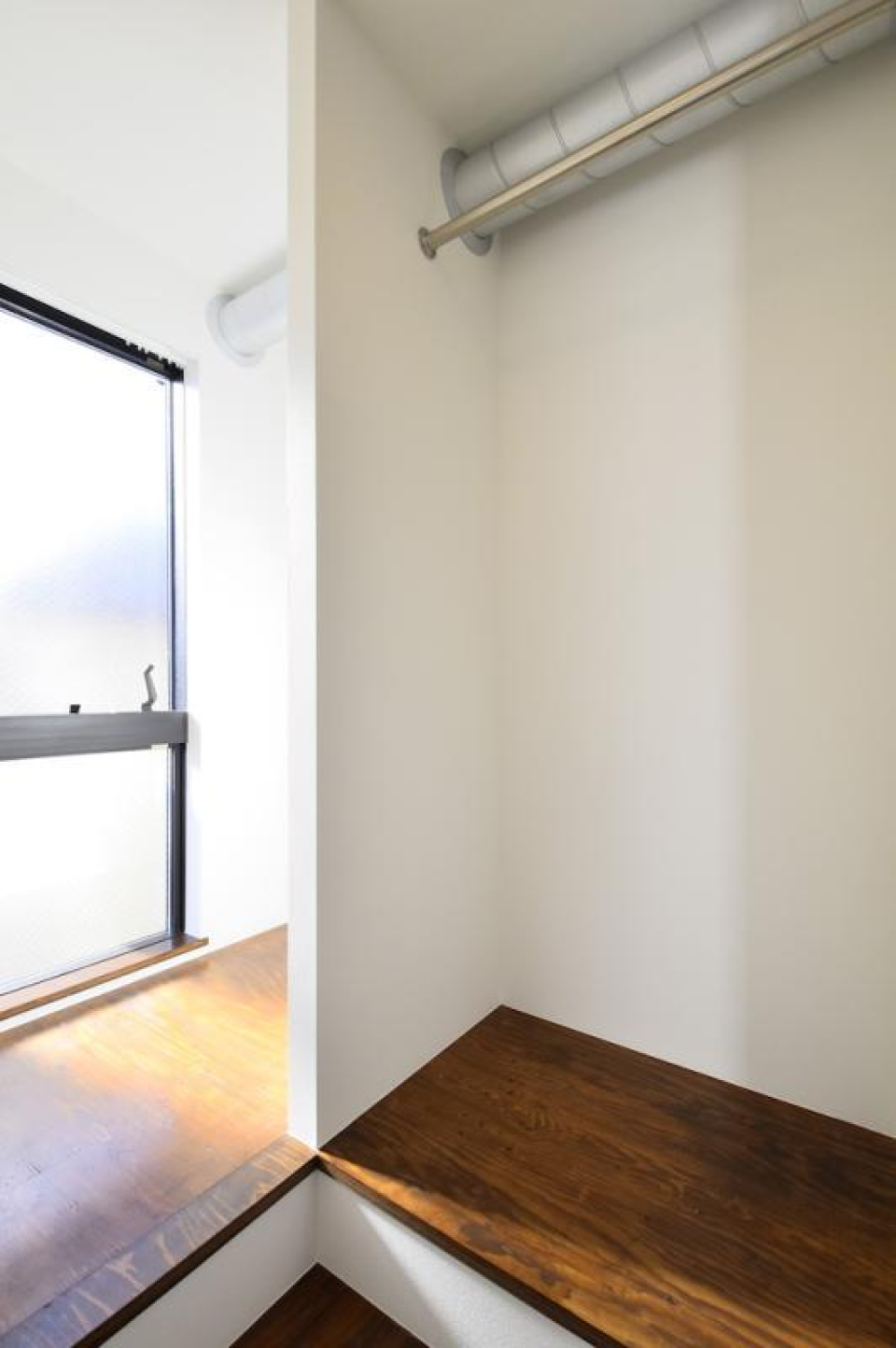 光が入るとまた素敵…！収納はオープンタイプです。