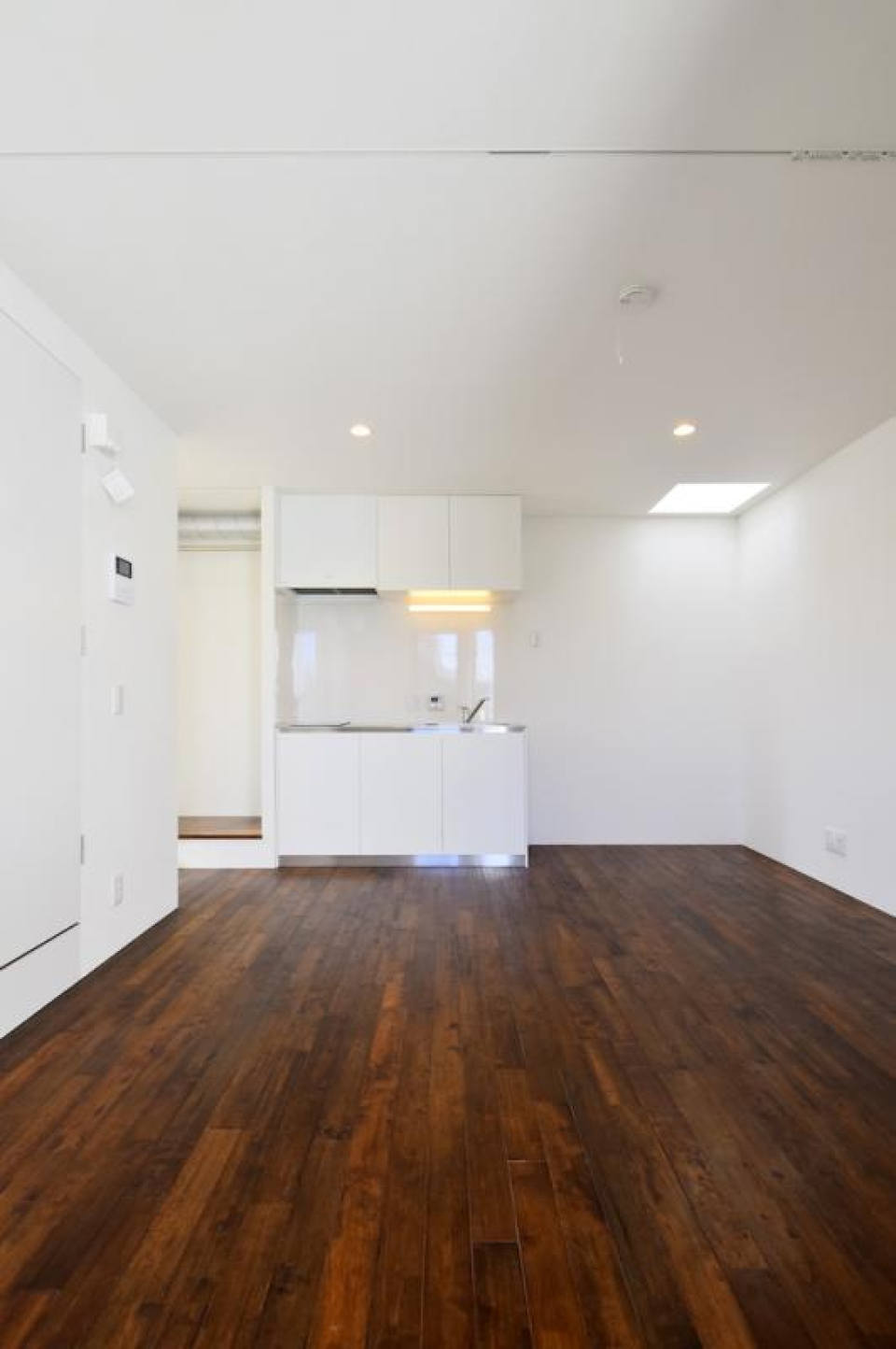 キッチンも壁も扉も全部徹底してホワイト。美しいです。