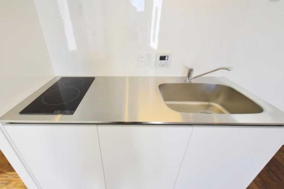 キッチンも凹凸が最小限のシンプルデザイン。洗練されています。