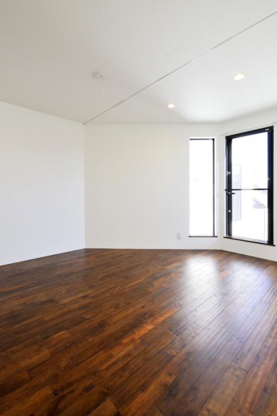 ホワイトと濃いブラウンのコントラストに、思わずうっとり。