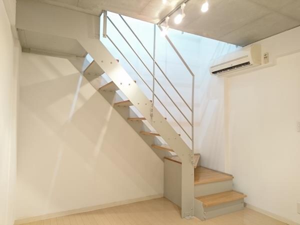 階段まで美しいのがデザイナーズなんです。