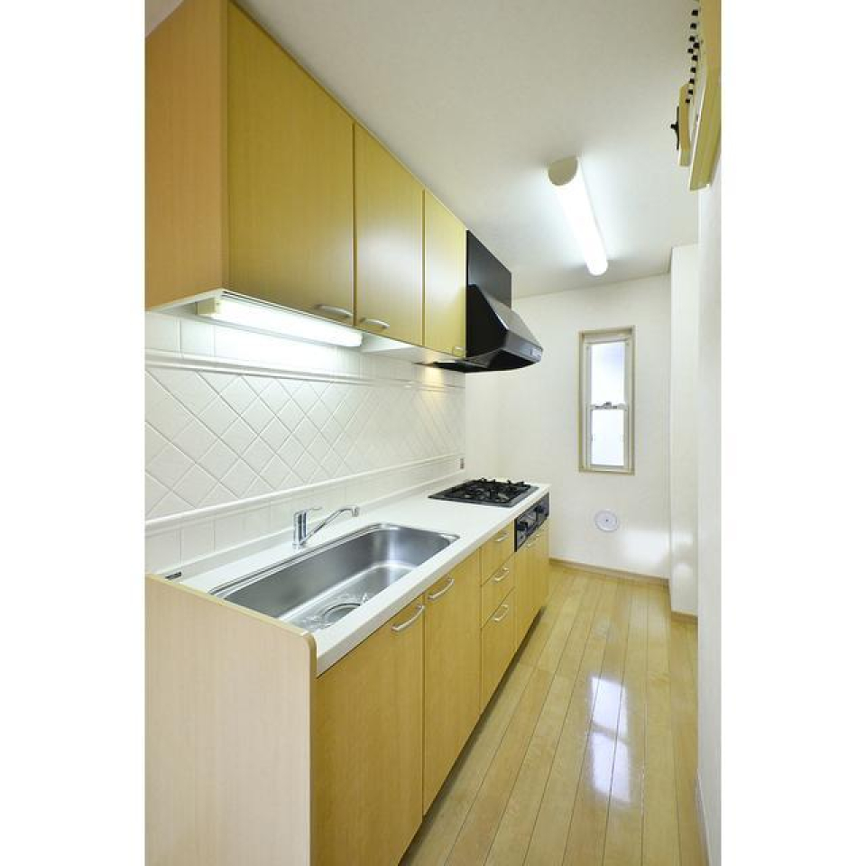 広いキッチン！キッチン側にも小窓があって嬉しい。