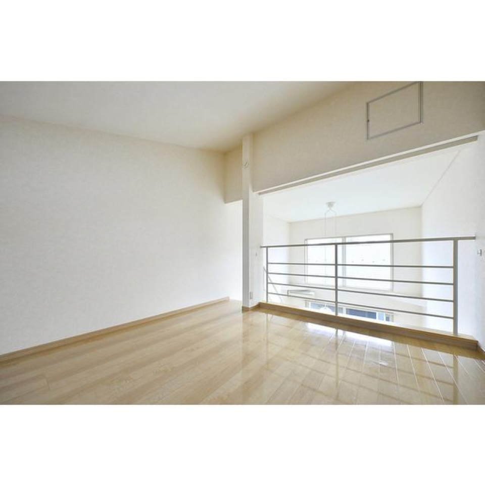 天窓の下に小さなソファを置いて、ゆったり本を読んで過ごしたり…。