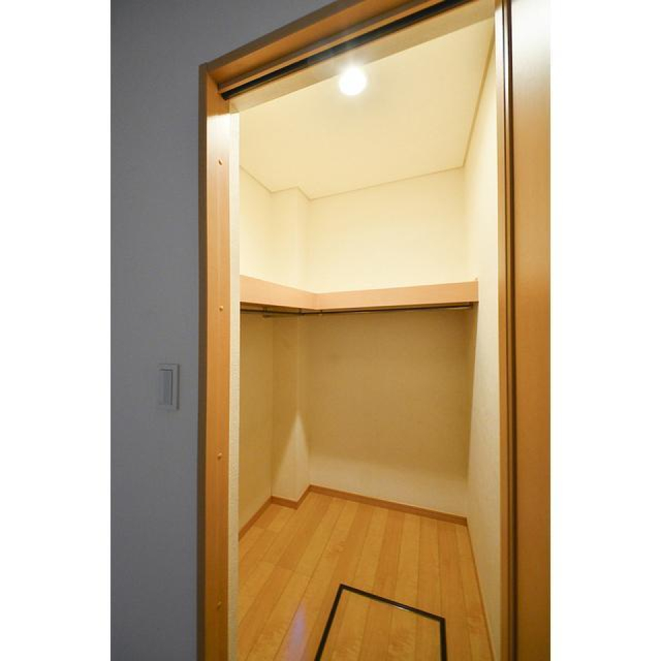 なんと下階にもWICが！こちらにはキャリーケースなど大きな荷物を。