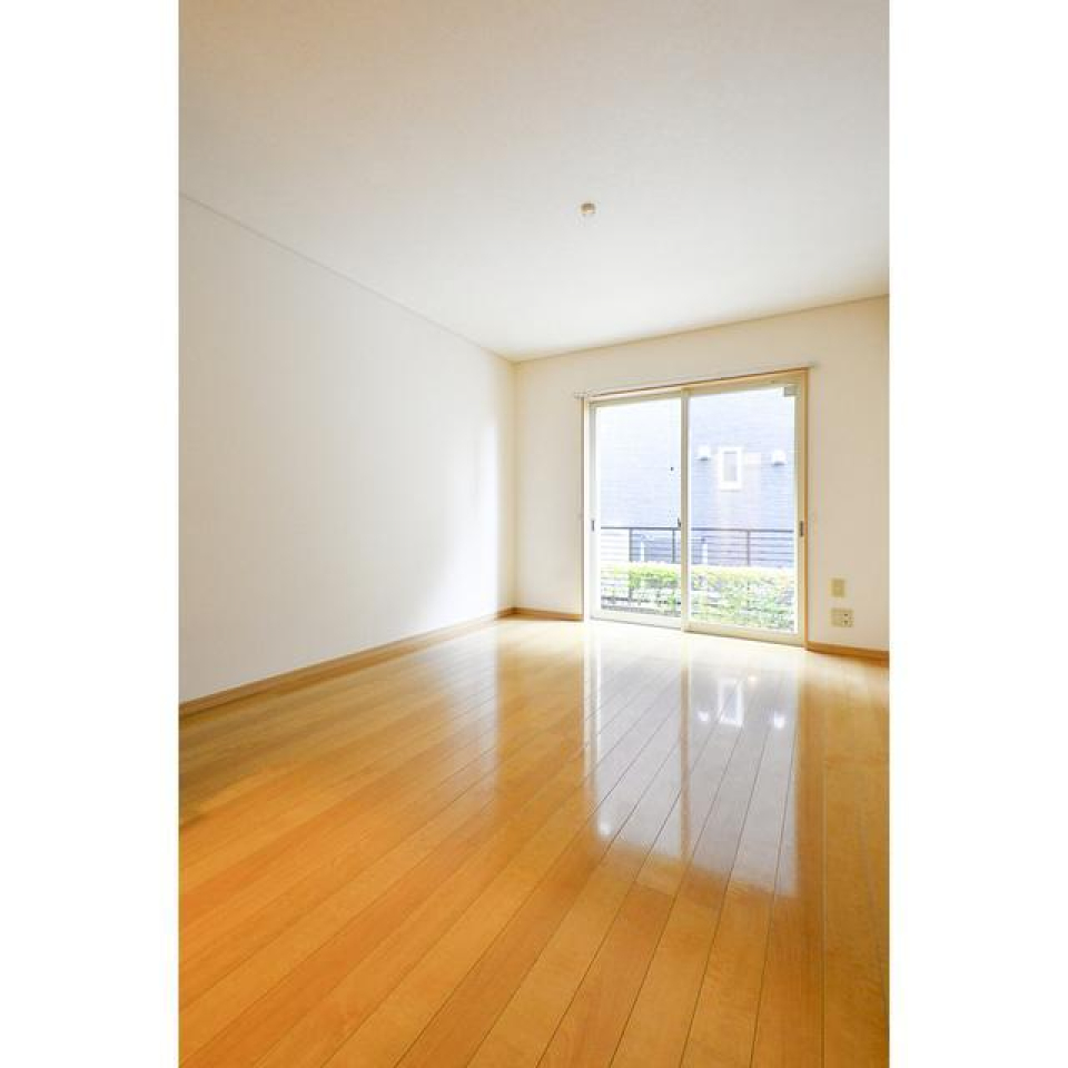 実はメゾネットで（！）、LDKの下階にもお部屋があります。