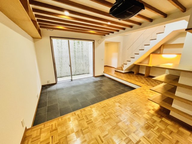 地下フロアと思えない明るさの秘密は、地上からの光が届くドライエリア。