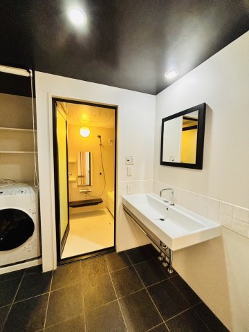 パウダールームはリゾートホテルのような高級感です。