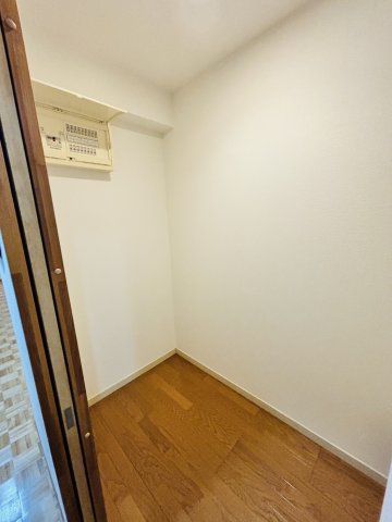 キッチン背面にはパントリーも。これだけあればストックもたくさん置けますね！