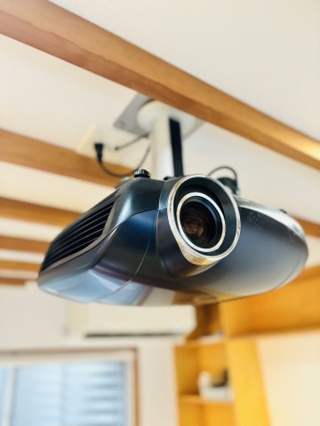 プロジェクター付き！大画面で映画も楽しめちゃいます。