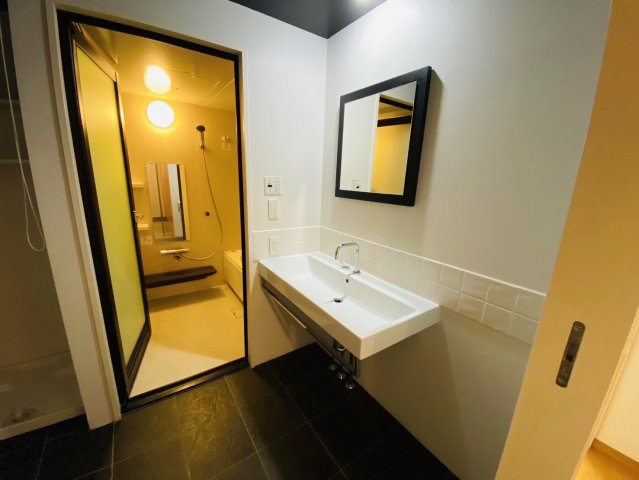 お風呂の扉も鏡も縁取られていて可愛い！