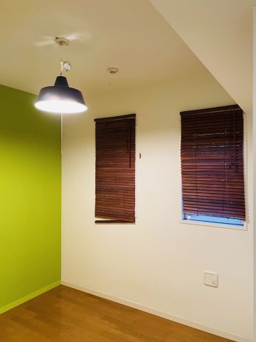 大きい方の洋室には小窓が2つ付いています。