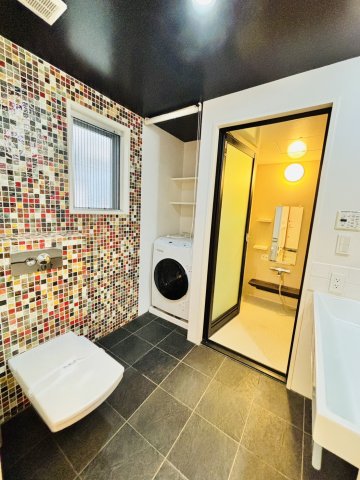 お風呂の横に洗濯機置き場があります。