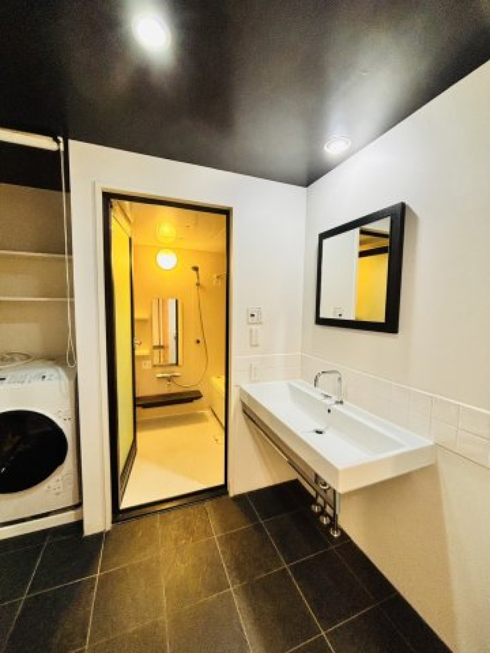 パウダールームはリゾートホテルのような高級感です。