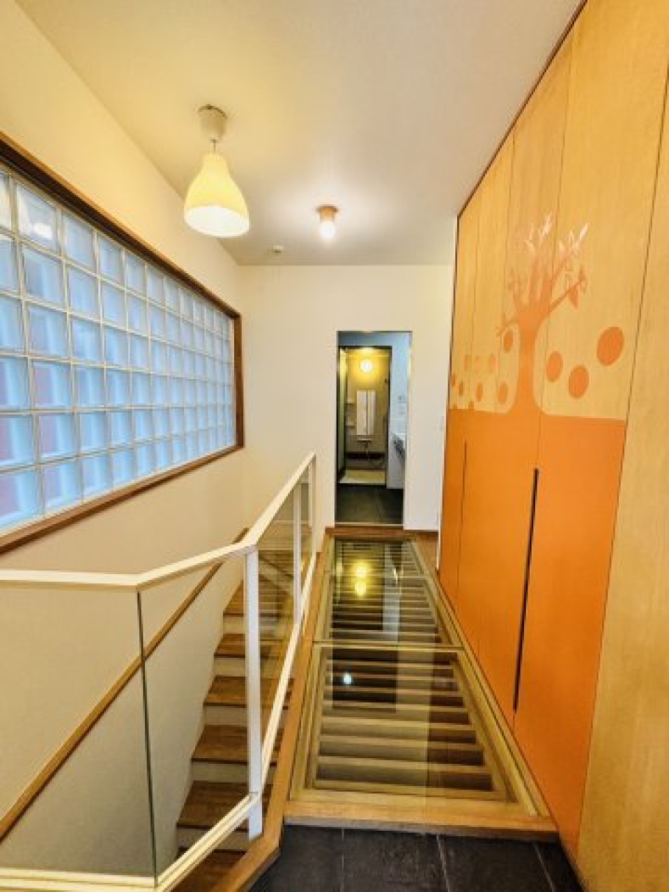 実は玄関が地上階で、LDKは地下なんです！